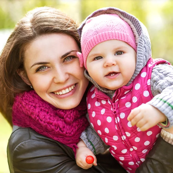 Madre e figlia si divertono nel parco — Foto Stock