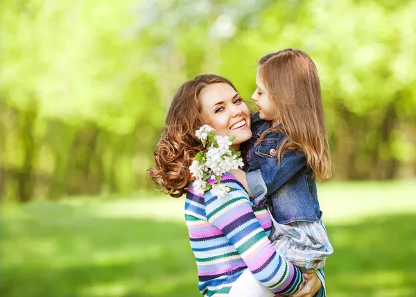 Mor och dotter i parken. Moderdagen. — Stockfoto