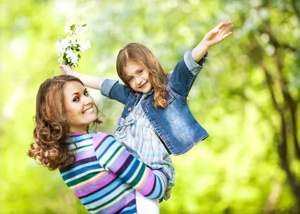 Mor och dotter i parken. Moderdagen. — Stockfoto