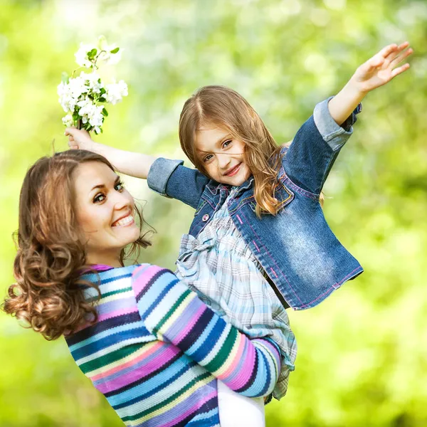 Mor och dotter i parken. Moderdagen. — Stockfoto