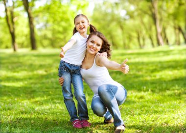 anya és lánya élvezni a kora tavasszal. anyák napja.