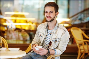 Genç adam espresso kahve içme sakal moda.