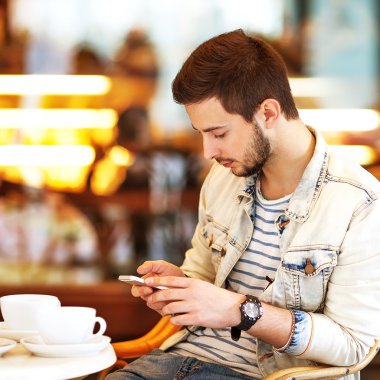 Genç adam espresso kahve içme sakal moda.