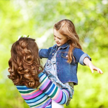 Anne ve kızı parkta. Anneler Günü.