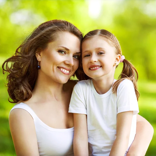 La madre y su hijo disfrutan de la primavera temprana. Día de la madre . — Foto de Stock