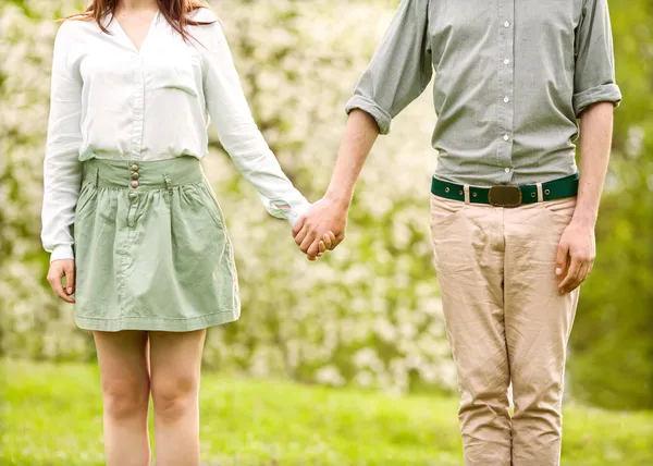 Pareja joven enamorada caminando —  Fotos de Stock