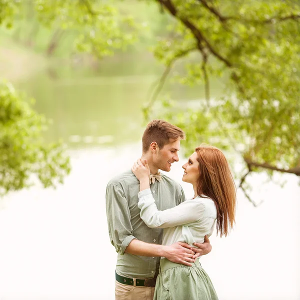 Verliebtes Paar im blühenden Apfelbaumgarten, lächelnd — Stockfoto