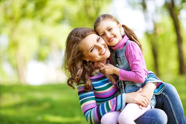 Madre e hija en el parque. Día de las Madres . —  Fotos de Stock