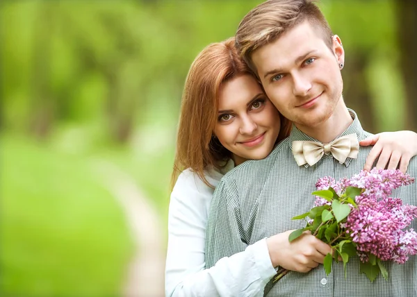 Casal apaixonado em flor macieiras jardim, sorrindo — Fotografia de Stock