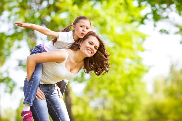 Mor och dotter i parken. Moderdagen. — Stockfoto