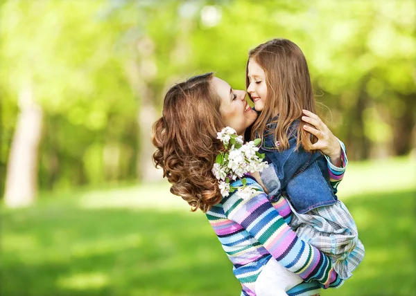 Mor och dotter i parken. Moderdagen. — Stockfoto