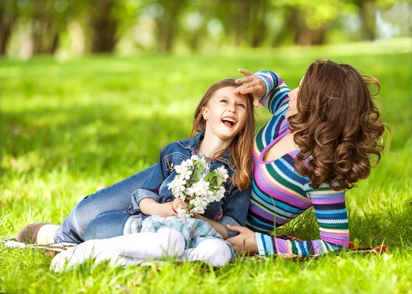 Mother and daughter in park. Mother Day. — Stock Photo, Image