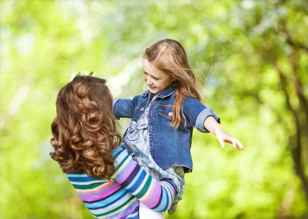 Moeder en dochter in het park. Moederdag. — Stockfoto