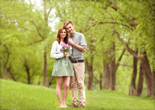 Jeune couple amoureux marchant — Photo