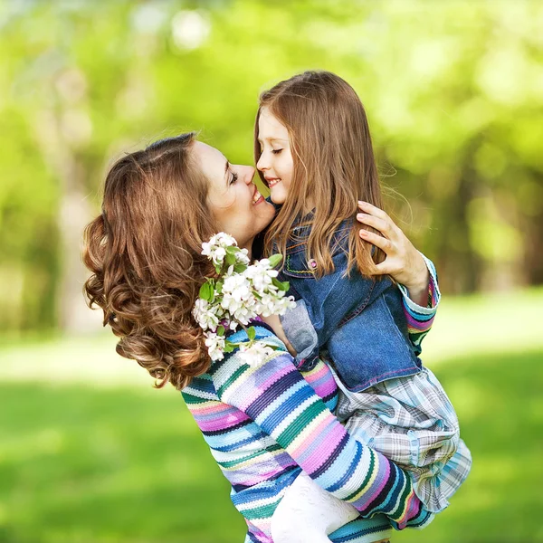 Mor och dotter i parken. Moderdagen. — Stockfoto