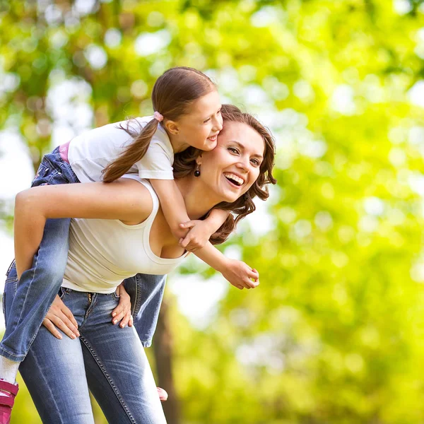 Mor och dotter i parken. Moderdagen. — Stockfoto