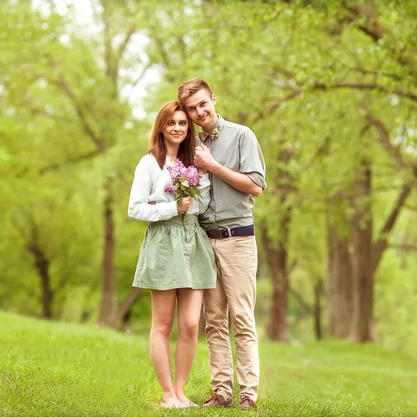 Jong paar in liefde lopen — Stockfoto