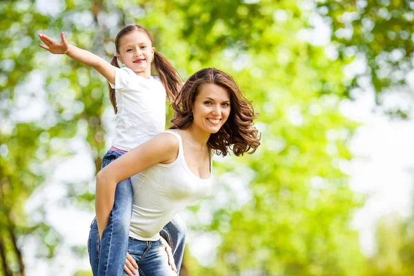 Mor och dotter i parken. Moderdagen. — Stockfoto