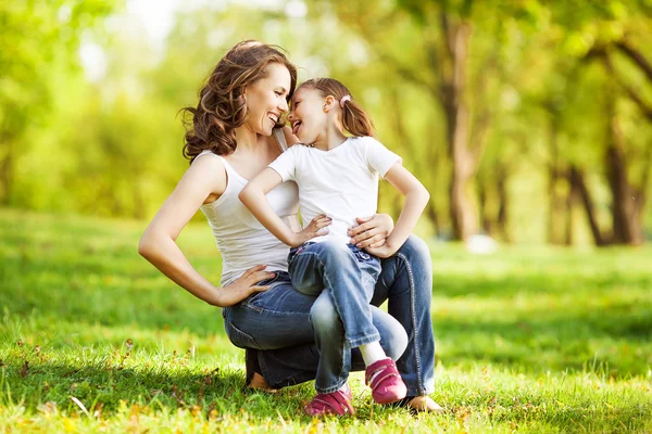 Mãe e filha desfrutam do início da primavera. Dia da mãe . — Fotografia de Stock