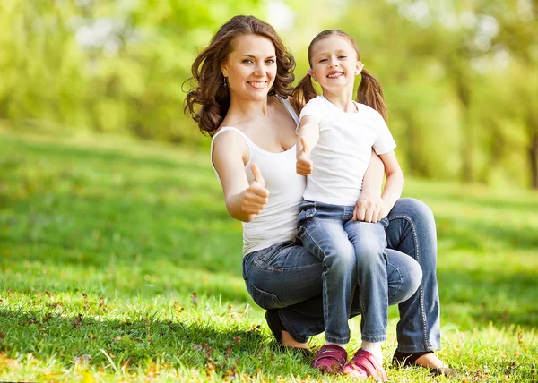 Mother and daughter in park. Mothers Day. — Stock Photo, Image