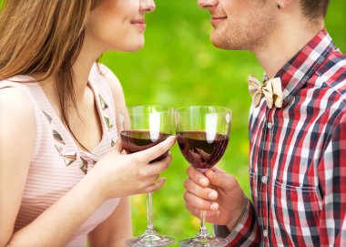 Genç çift şarap içiyor.