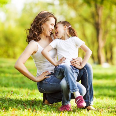 anya és lánya élvezni a kora tavasszal. anyák napja.