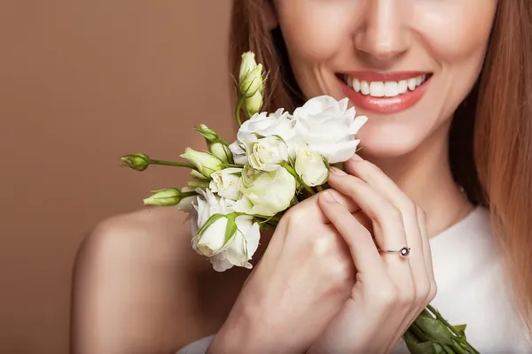 Porträtt av vacker brud. Bröllopsklänning. Bröllopsdekoration — Stockfoto