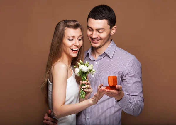 Man holding a wedding ring and makes an offer — Stock Photo, Image