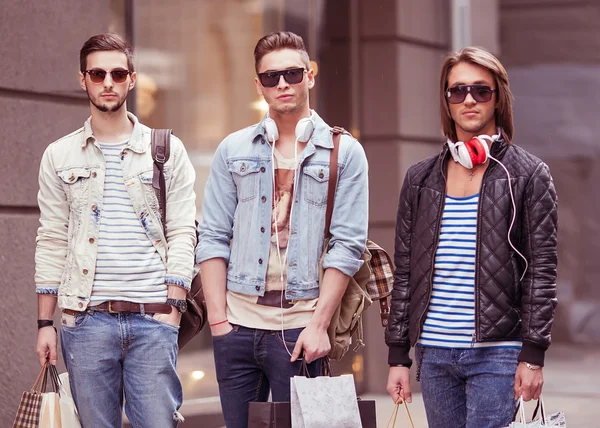 Three Young male fashion metraseksuals shop shopping walk — Stock Photo, Image