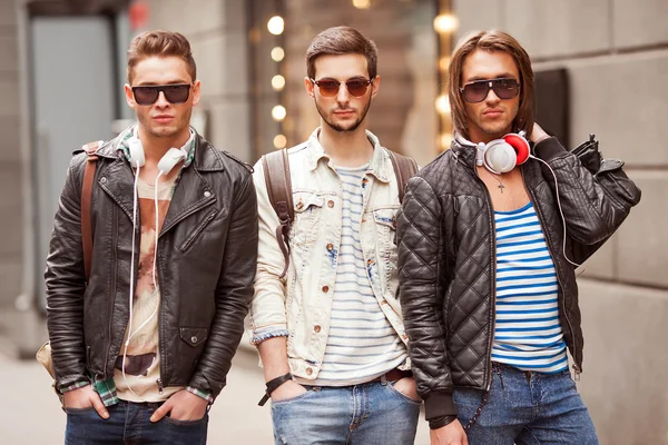 Três Jovem moda masculina — Fotografia de Stock