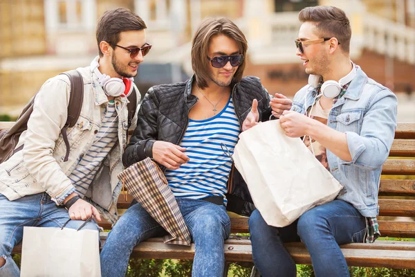 Three Young male fashion metraseksuals shop shopping walk — Stock Photo, Image