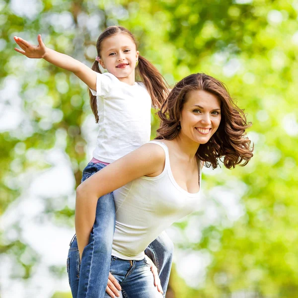 Madre e hija en el parque. Día de la Madre. — Foto de Stock