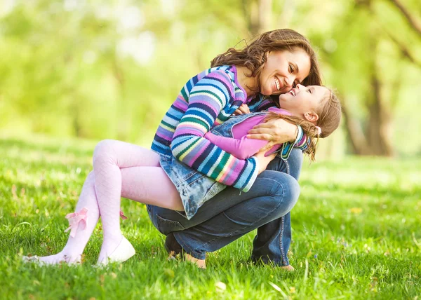 Mor och dotter i parken. Moderdagen. — Stockfoto