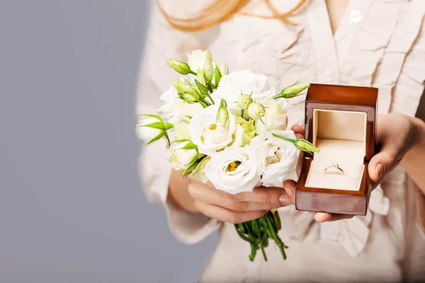 Close up of bride with bouquet of flowers and wedding ring. — Stock Photo, Image