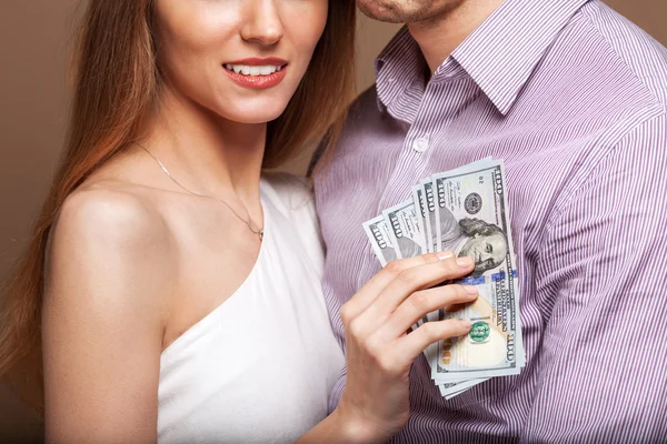 Moda belo casal no amor segurando dinheiro o orçamento familiar — Fotografia de Stock