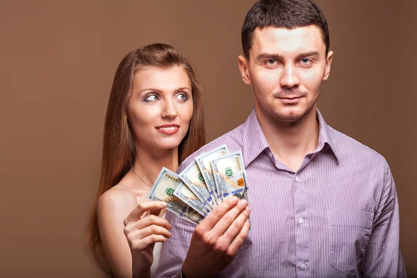 Mode vackra par i kärlek hålla pengar familjens budget — Stockfoto