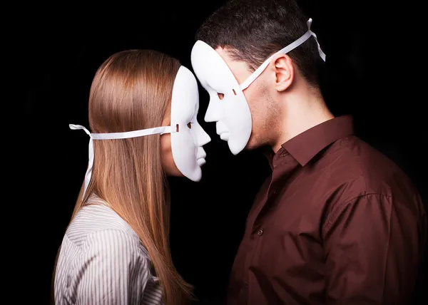 De gelukkige paar mode in liefde met masker gezicht houden. — Stockfoto