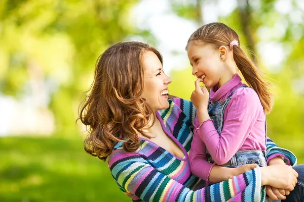 Mor och dotter i parken. Moderdagen. — Stockfoto