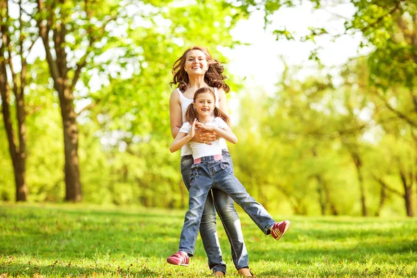 Mãe e filha no parque. Dia da Mãe. — Fotografia de Stock