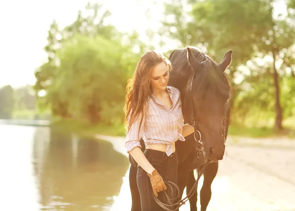 Ung kvinna med en häst — Stockfoto