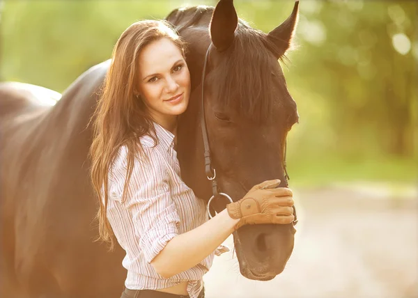 Güzel kadın ve at — Stok fotoğraf
