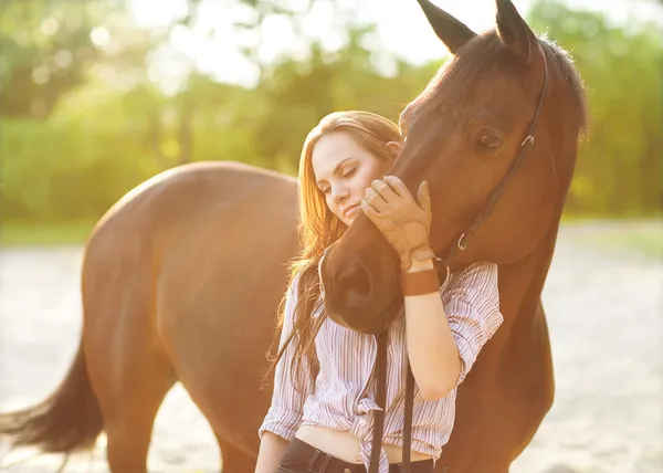 Beautiful woman and horse — Stock Photo, Image