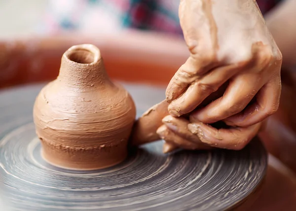 Potier fabrication des mains en argile sur roue de poterie . — Photo