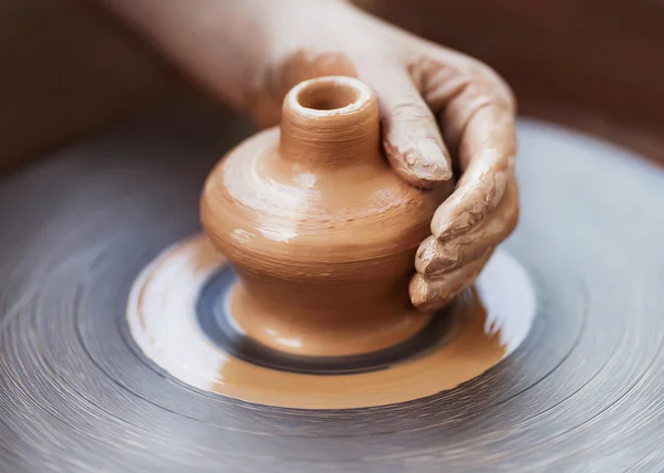 Potter mãos fazendo em barro na roda de cerâmica . — Fotografia de Stock