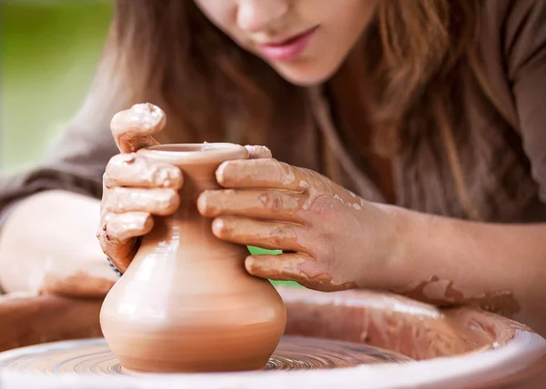 Mani che lavorano sulla ruota della ceramica — Foto Stock