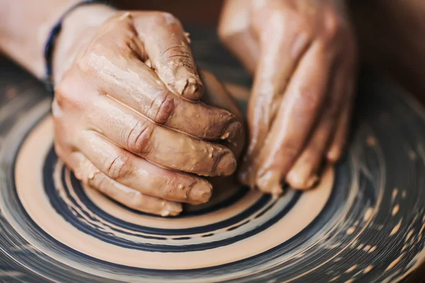 Mani che lavorano sulla ruota della ceramica — Foto Stock