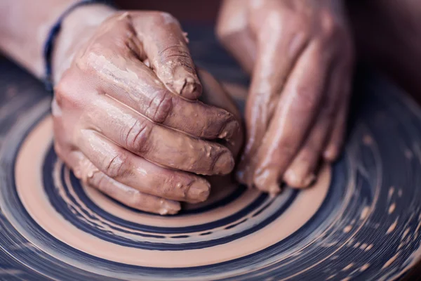 Mains travaillant sur la roue de poterie — Photo