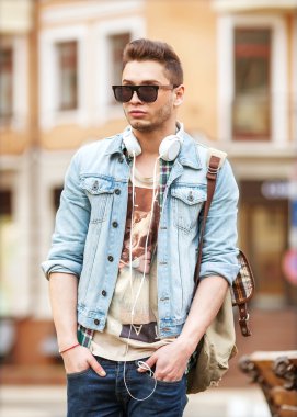 Moda adamı sokakta yürüyor.