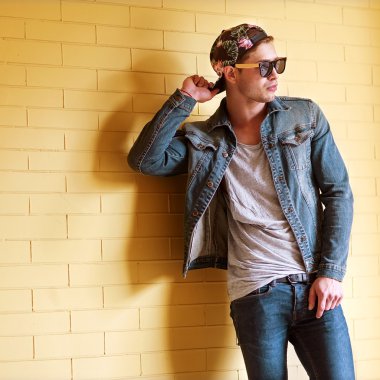 sakallı adam seksi moda rahat gülümseyen tuğla duvar giyinmiş