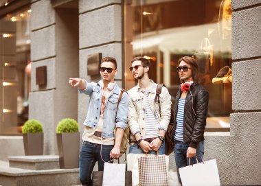 Üç genç erkek moda metraseksuals alışveriş yürüyüş alışveriş